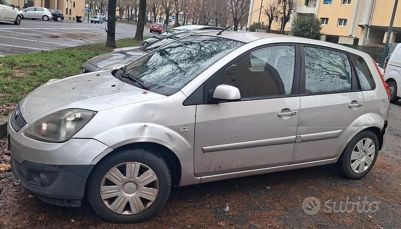 Usata Ford Fiesta 69 CV (50 kW) 2007 Grigio Utilitaria