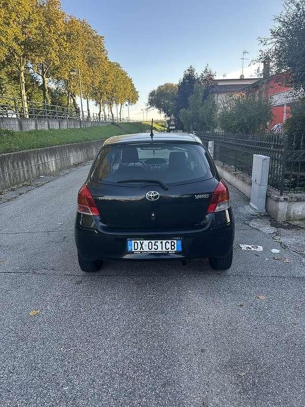 Usata Toyota Yaris Sol 101 CV (74 kW) 2009 Nero Berlina