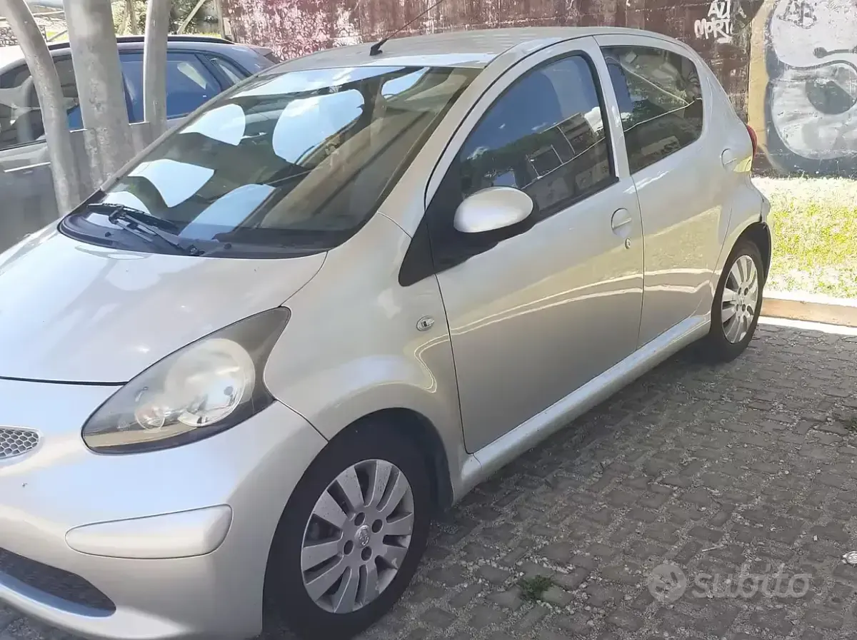 Usata Toyota Aygo 68 CV (50 kW) 2007 Grigio Utilitaria