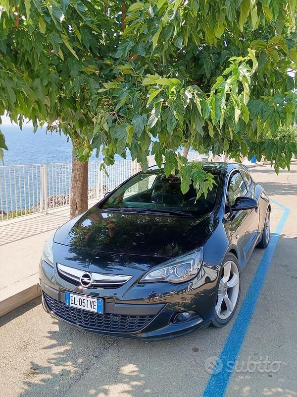 Nero Usata 2012 Opel Astra GTC Coupé | 5000 € (Buon prezzo) - Immagine 1/4