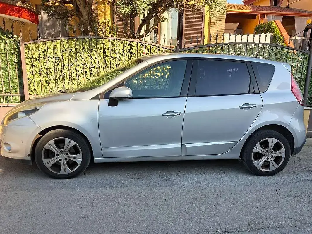 Usata Renault Scénic III Dynamique 110 CV (80 kW) 2012 Argento Monovolume