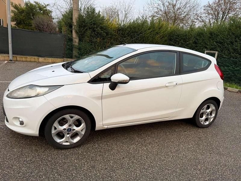 Usata Ford Fiesta 70 CV (51 kW) 2011 Bianco Berlina
