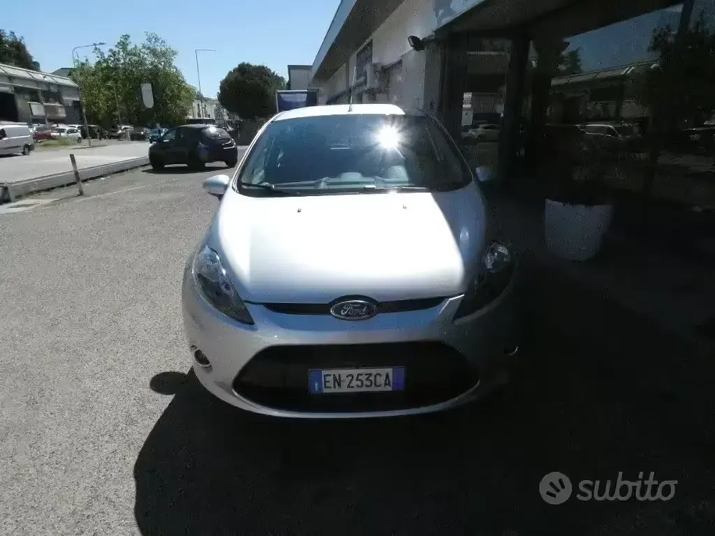 Usado Ford Fiesta 97 HP (71 kW) 2012 Cinzento Sedan