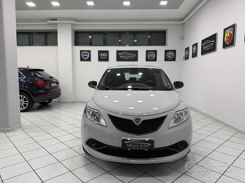 Usata Lancia Ypsilon Gold 69 CV (50 kW) 2018 Grigio Utilitaria
