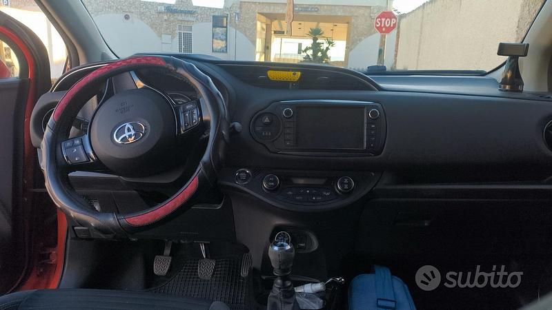 Usata Toyota Yaris Lounge 99 CV (72 kW) 2016 Rosso Berlina