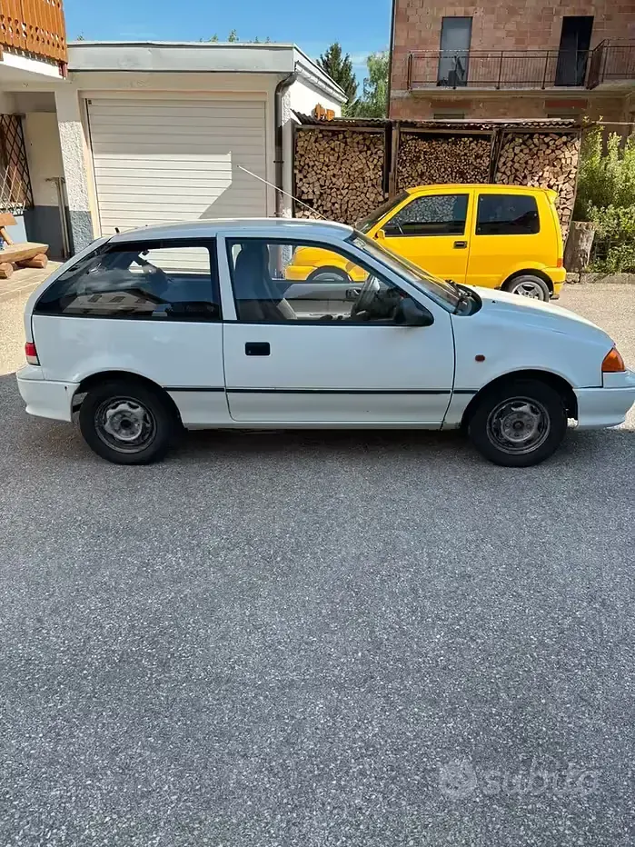 Usata Subaru Justy 85 CV (62 kW) 2001 Bianco Utilitaria