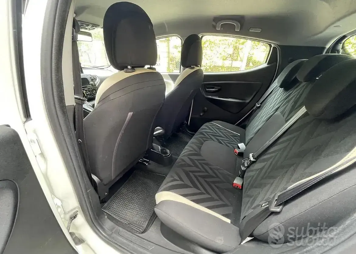 Usata Lancia Ypsilon 69 CV (50 kW) 2016 Bianco Utilitaria