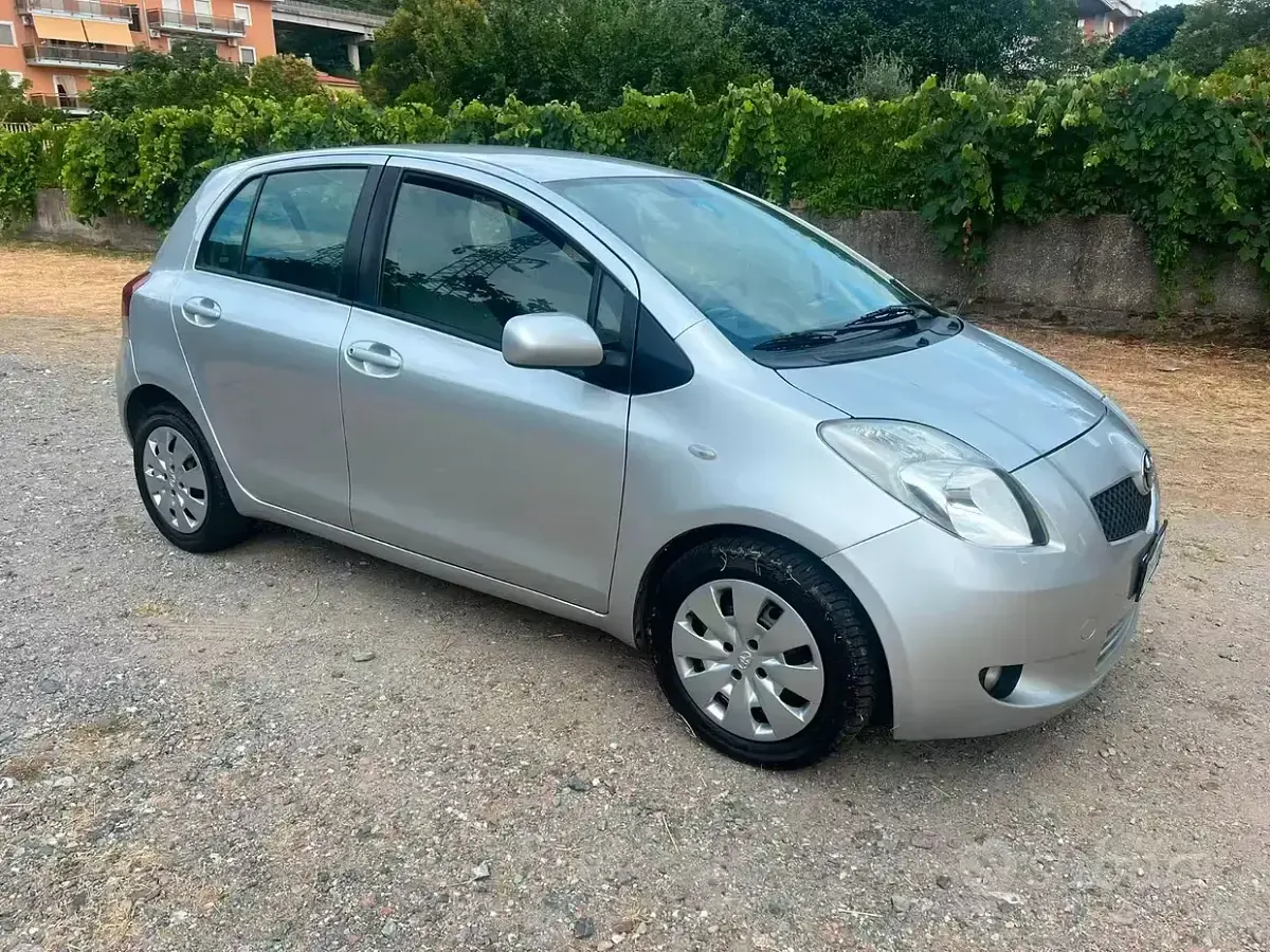 Usata Toyota Yaris 90 CV (66 kW) 2010 Grigio Utilitaria