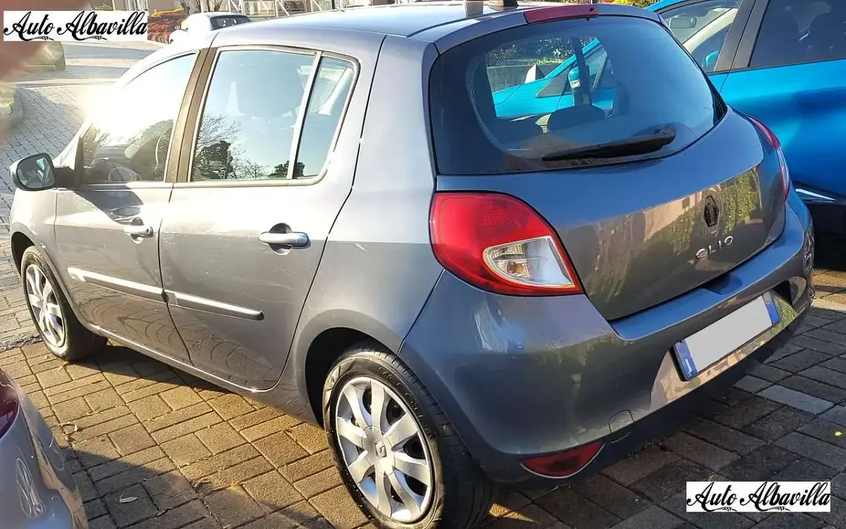 Usata Renault Clio III Dynamique 75 CV (55 kW) 2010 Grigio Berlina