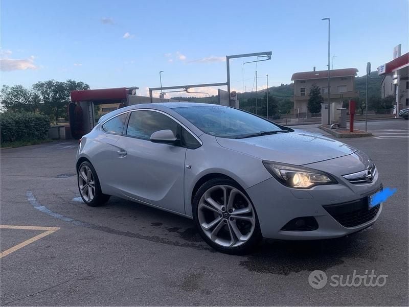 Grigio Usata 2012 Opel Astra GTC Coupé | 4900 € (Buon prezzo) - Immagine 1/4