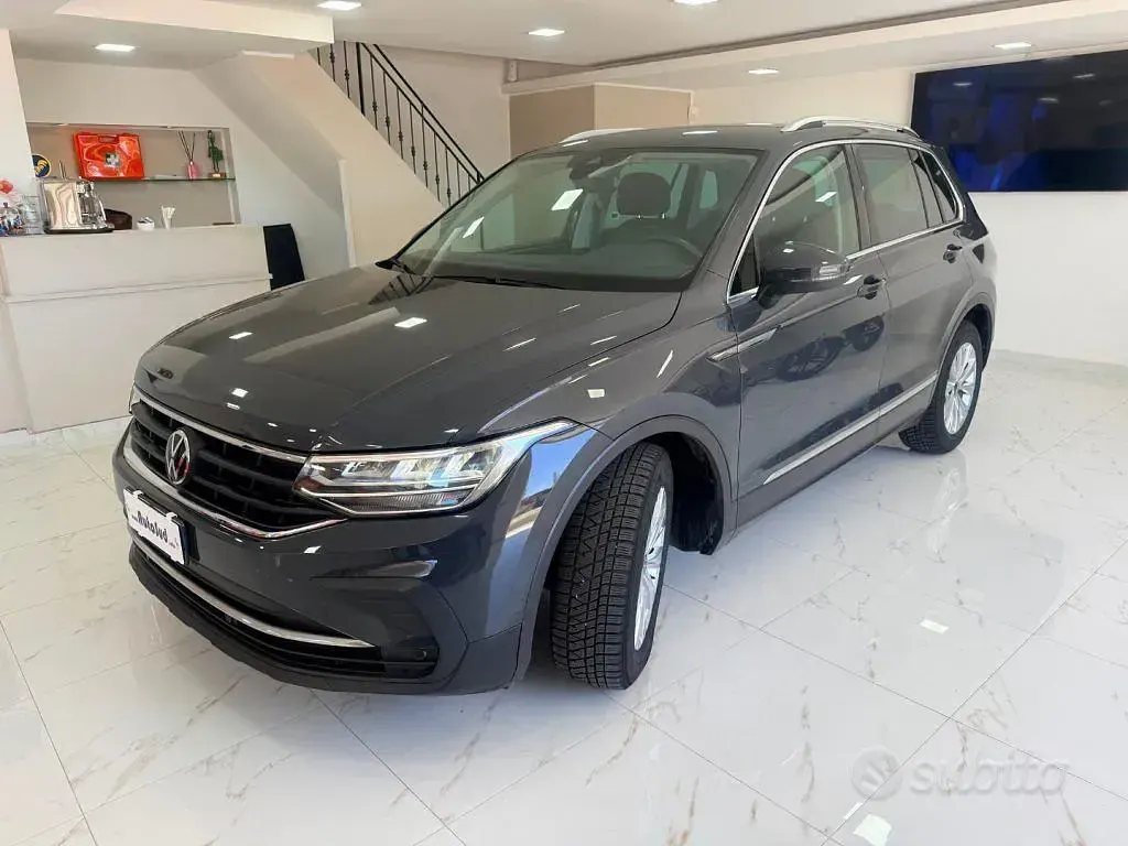 Usata VW Tiguan Life 122 CV (89 kW) 2023 Grigio SUV
