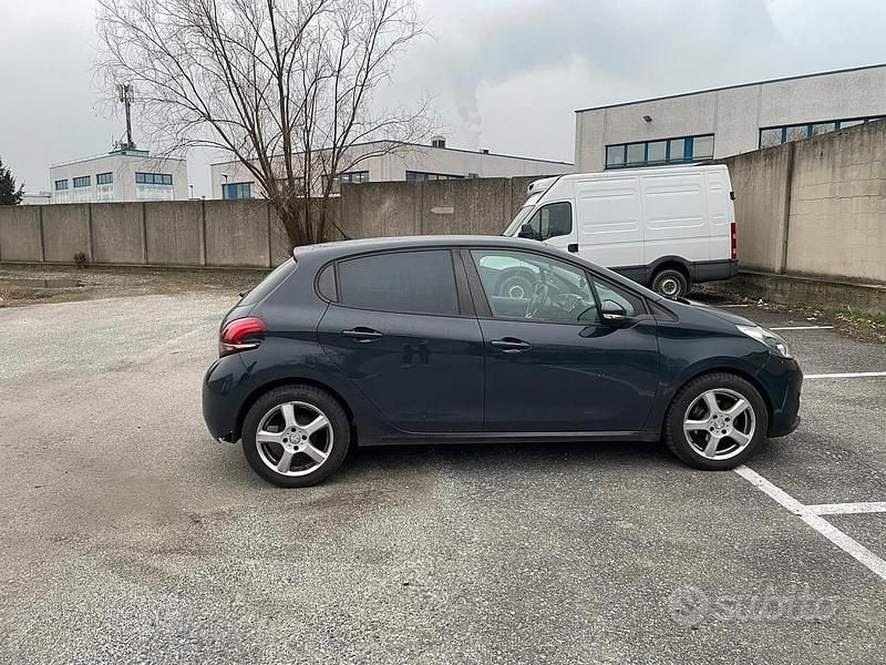 Usata Peugeot 208 Active 82 CV (60 kW) 2017 Grigio Utilitaria