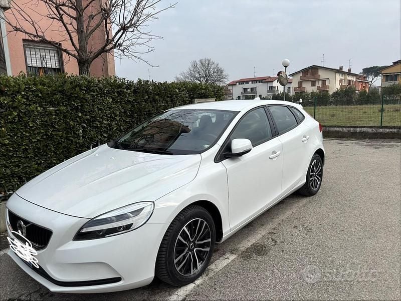 Usata Volvo V40 Business Edition 122 CV (89 kW) 2019 Bianco Berlina