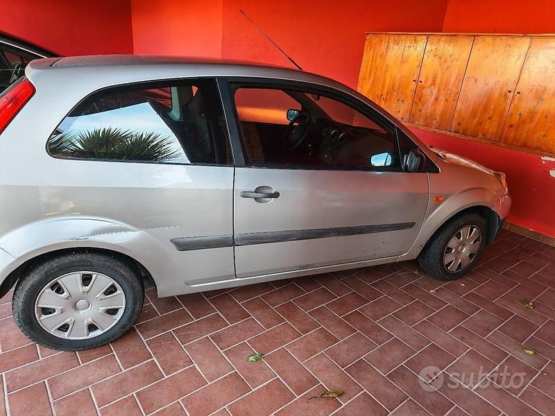 Usata Ford Fiesta 68 CV (50 kW) 2006 Grigio Utilitaria