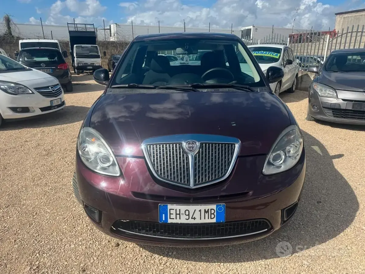Usata Lancia Ypsilon 69 CV (50 kW) 2011 Viola Utilitaria