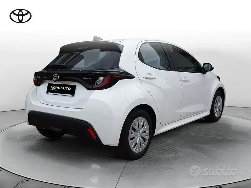 Nuova Toyota Yaris Hybrid Business Edition 2026 Bianco Berlina