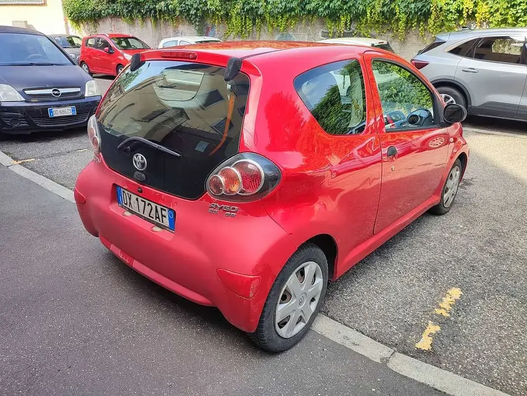 Usado Toyota Aygo Sol 68 HP (50 kW) 2009 Vermelho Citadino