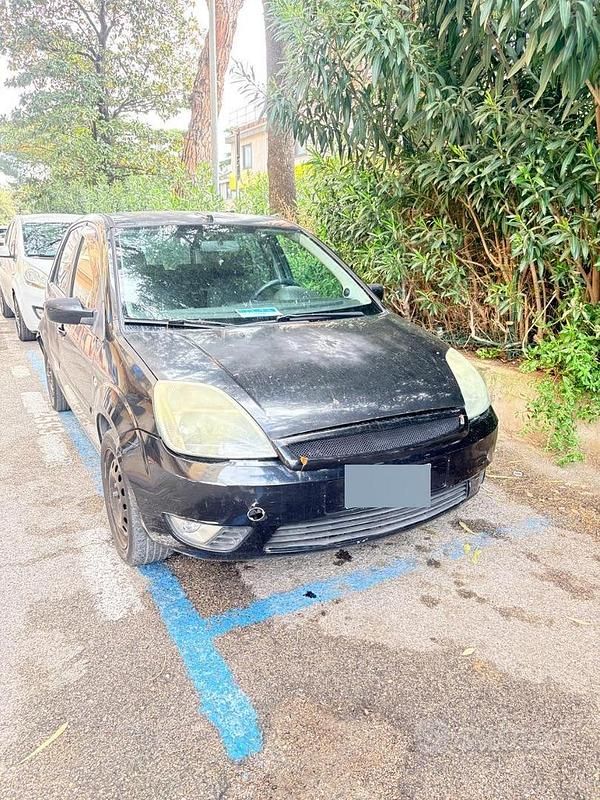 Usata Ford Fiesta 68 CV (50 kW) 2004 Nero Utilitaria