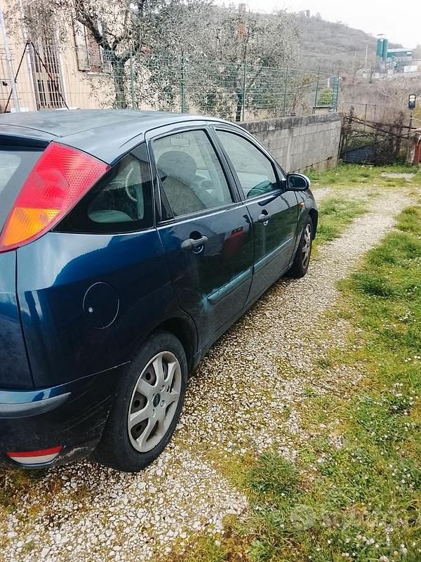 Usata Ford Focus 100 CV (73 kW) 2004 Blu Berlina