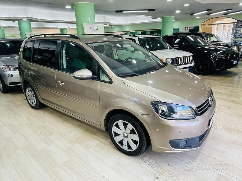 Usata VW Touran Highline 105 CV (77 kW) 2015 Oro Monovolume