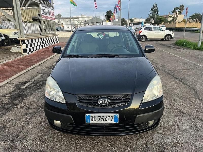 Usata Kia Rio LX 110 CV (80 kW) 2007 Nero Berlina