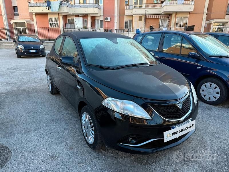 Usata Lancia Ypsilon Gold 69 CV (50 kW) 2018 Nero Utilitaria
