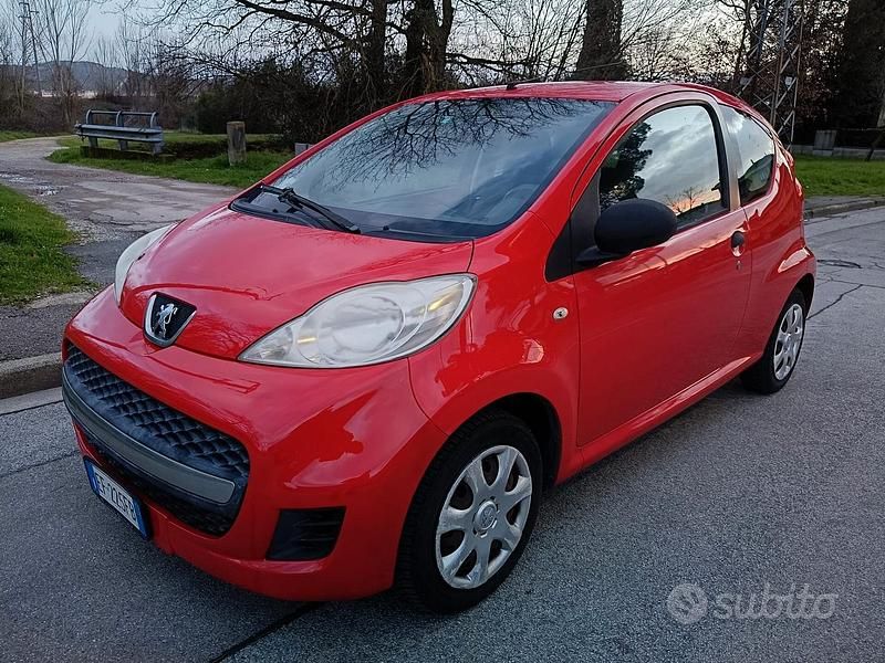 Usata Peugeot 107 68 CV (50 kW) 2011 Rosso Utilitaria