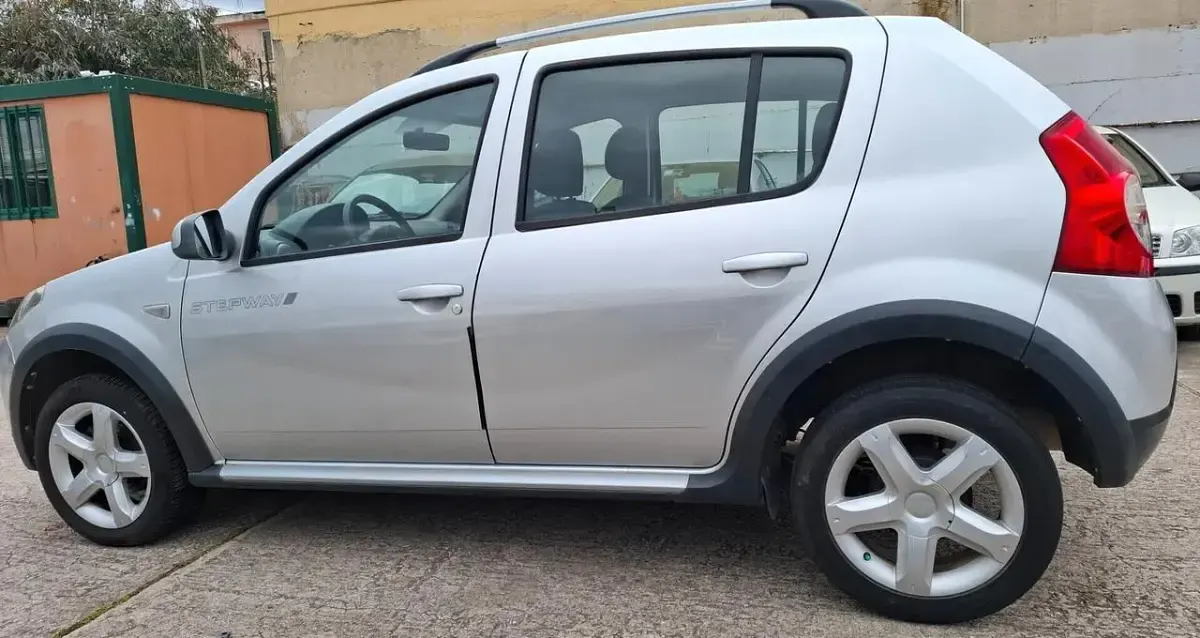 Usata Dacia Sandero Stepway 88 CV (64 kW) 2011 Argento Berlina