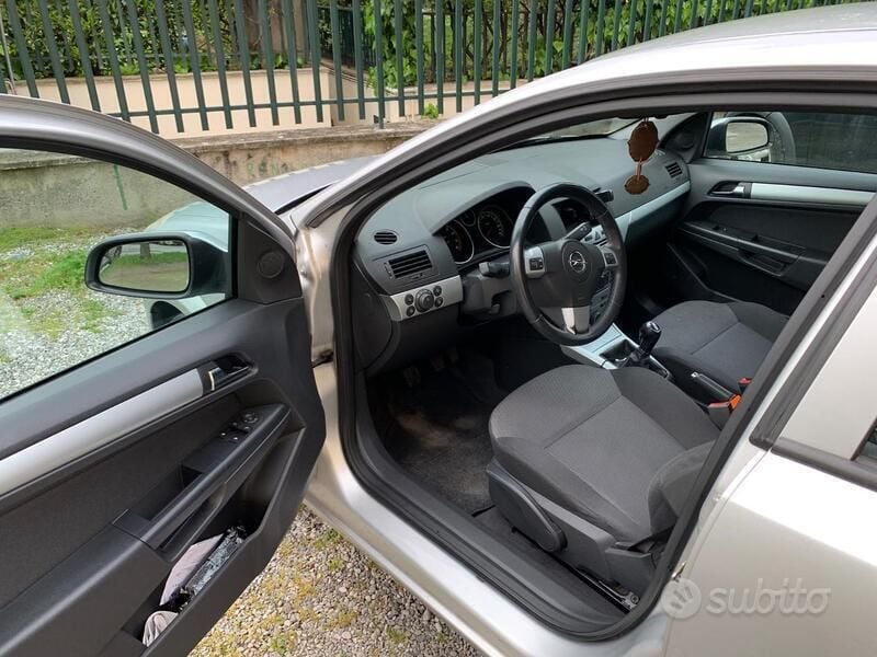 Usata Opel Astra Enjoy 116 CV (85 kW) 2010 Argento Berlina