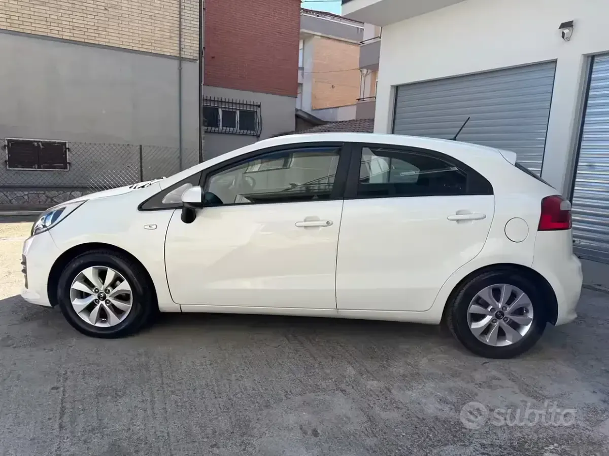 Usado Kia Rio 75 HP (55 kW) 2017 Branco Sedan