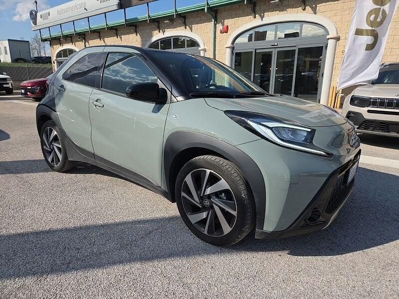 Usata Toyota Aygo X Lounge 72 CV (52 kW) 2025 Verde SUV