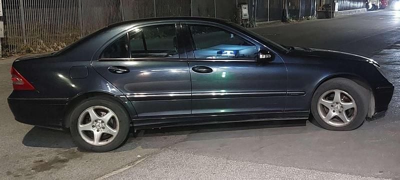 Blu/azzurro Usata 2002 Mercedes C220 Avantgarde Tre volumi | 1900 € (Super prezzo) - Immagine 1/4