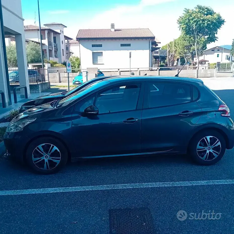 Usata Peugeot 208 95 CV (69 kW) 2015 Utilitaria