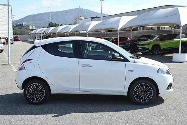 Usata Lancia Ypsilon Gold 69 CV (50 kW) 2023 Bianco Utilitaria