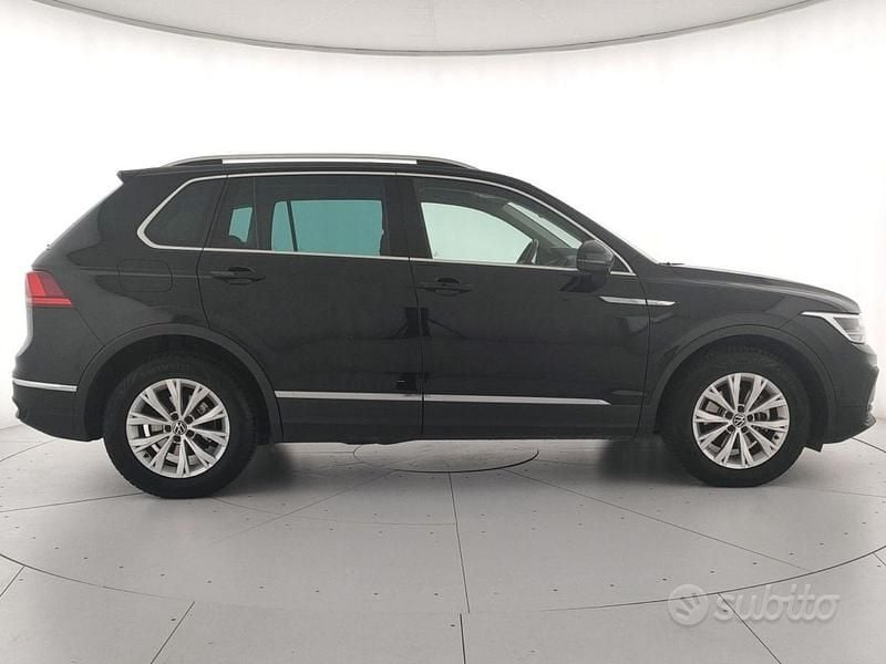 Usata VW Tiguan Life 122 CV (89 kW) 2023 Deep black perlato SUV