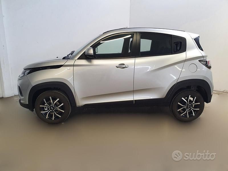 Usata Mahindra KUV100 87 CV (63 kW) 2023 Argento SUV