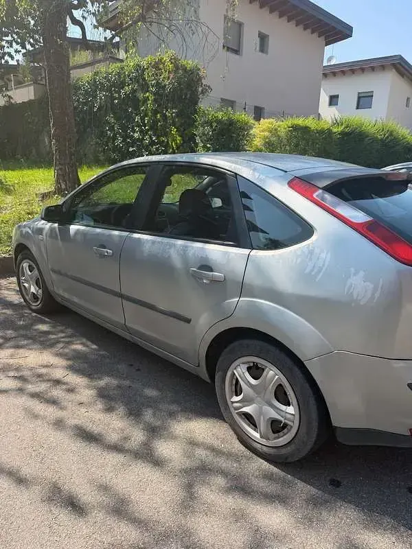 Usata Ford Focus Zetec 101 CV (74 kW) 2005 Berlina