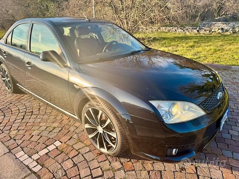 Begagnad Ford Mondeo ST200 226 HK (166 kW) 2002 Blå Sedan
