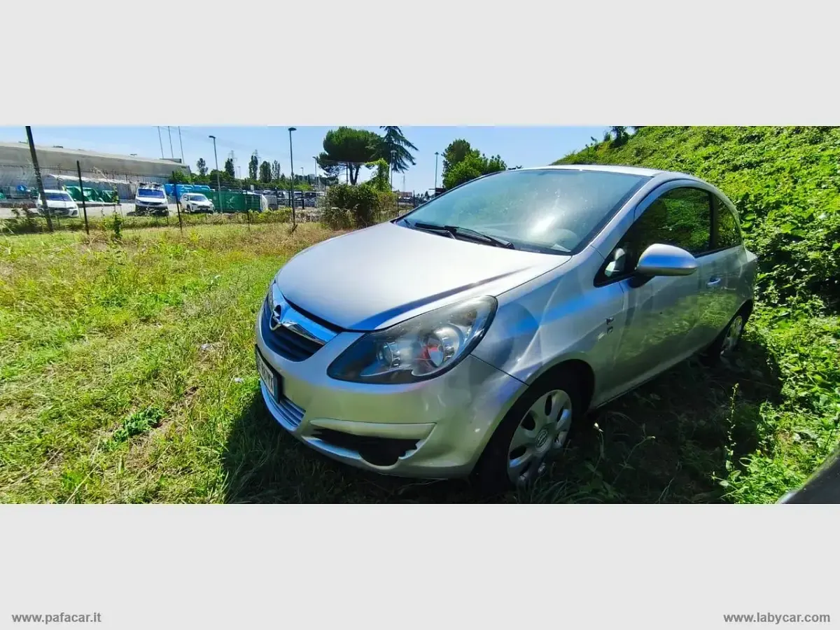 Usado Opel Corsa Edition 95 HP (69 kW) 2011 Prateado Sedan