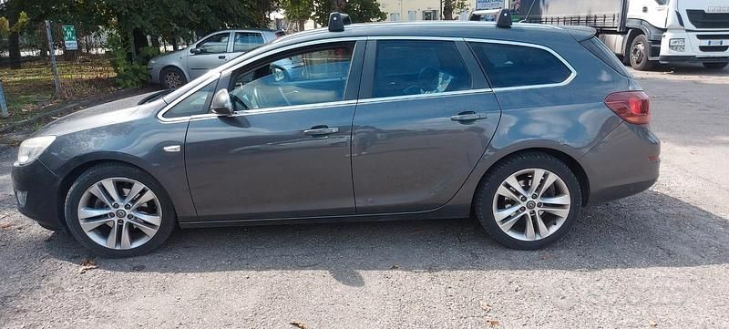 Grigio Usata 2012 Opel Astra Due volumi | 2700 € (Ottimo prezzo) - Immagine 1/4