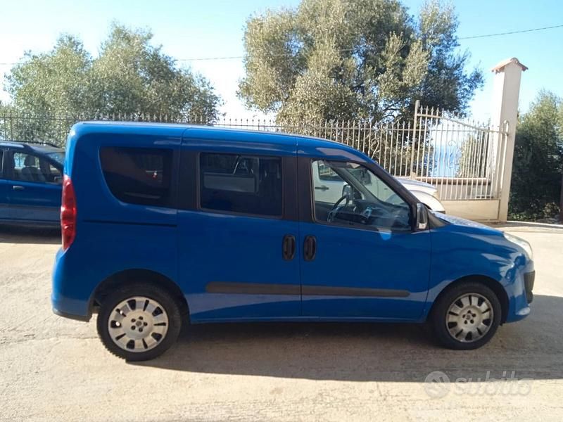 Begagnad Fiat Doblò Emotion 105 HK (77 kW) 2012 Blå Minibuss