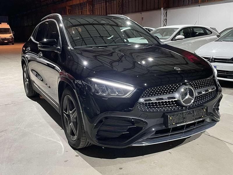 Nero Usata 2024 Mercedes GLA180 AMG Line Premium SUV | 40.500 € (Buon prezzo) - Immagine 1/4