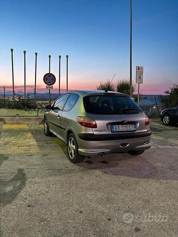 Usata Peugeot 206 109 CV (80 kW) 2002 Grigio Utilitaria