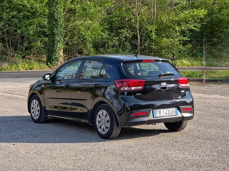 Usado Kia Rio 84 CV (61 kW) 2017 Negro Berlina