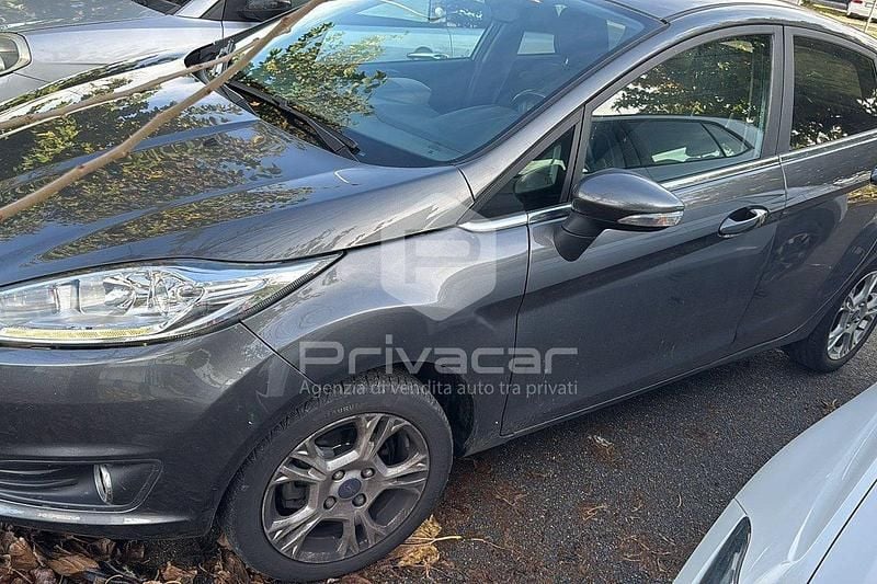 Grigio Usata 2017 Ford Fiesta Titanium Tre volumi | 7890 € (Super prezzo) - Immagine 1/4