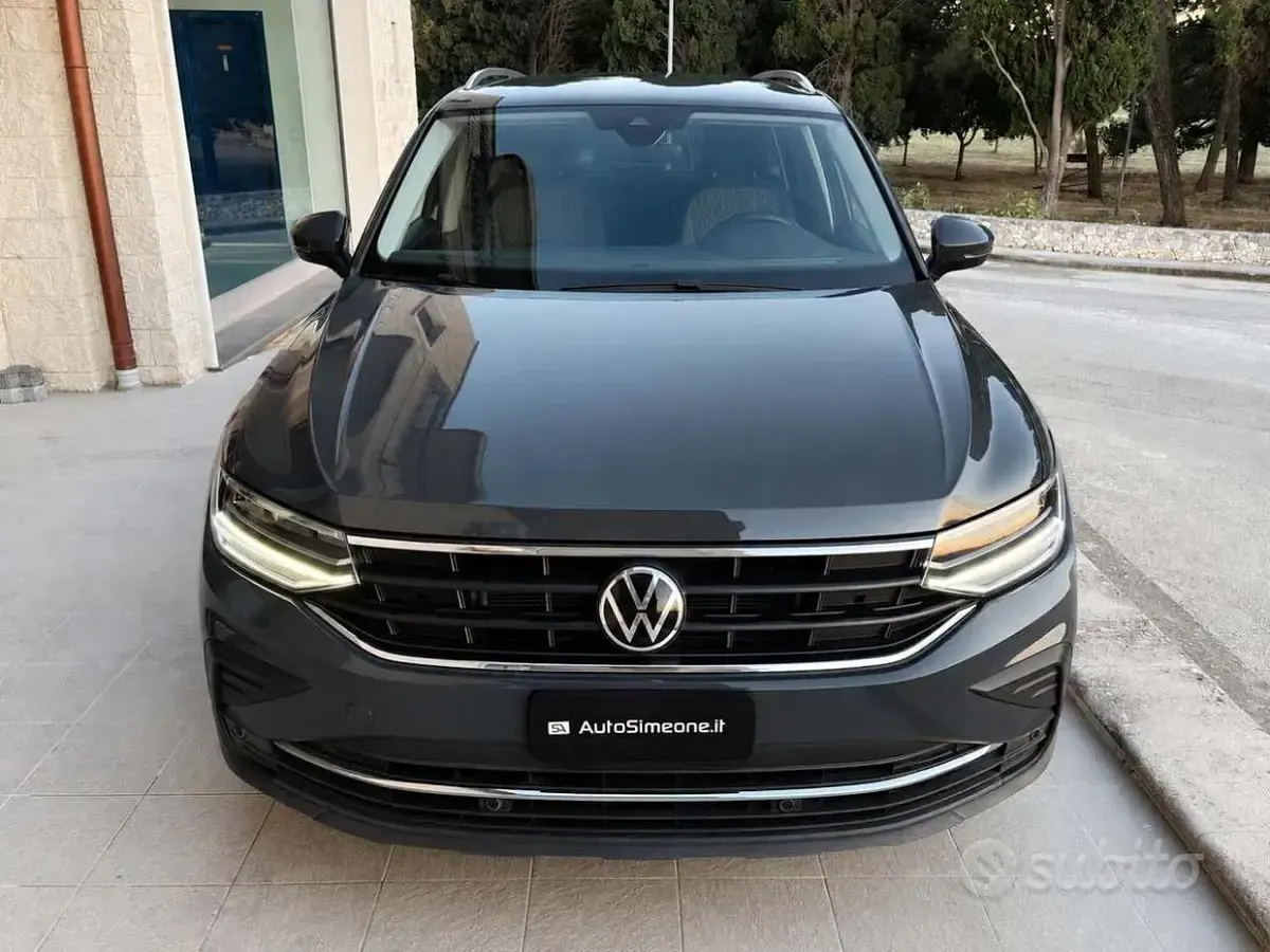 Usata VW Tiguan Life 150 CV (110 kW) 2023 Grigio scuro SUV