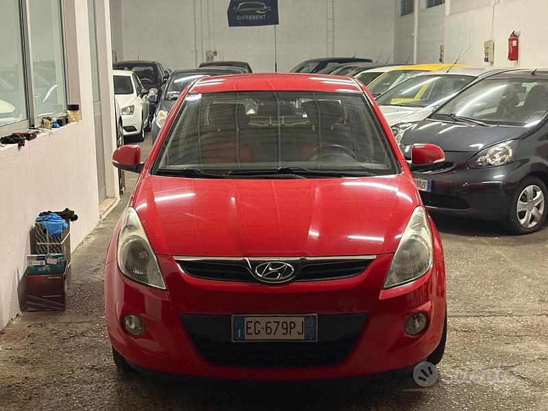 Usata Hyundai i20 Edition 90 CV (66 kW) 2011 Rosso Berlina