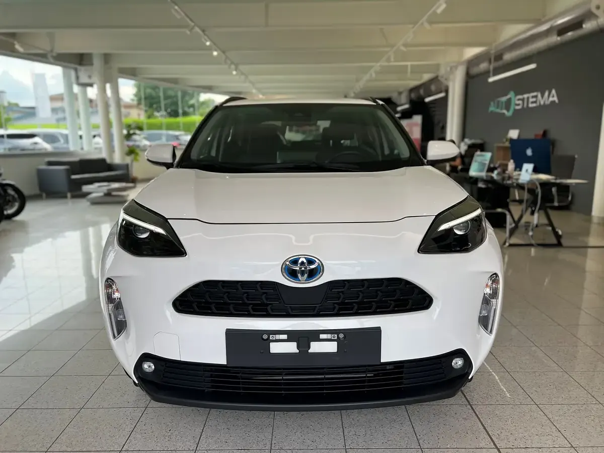 Usata Toyota Yaris Hybrid Business Edition 92 CV (67 kW) 2023 Bianco pastello