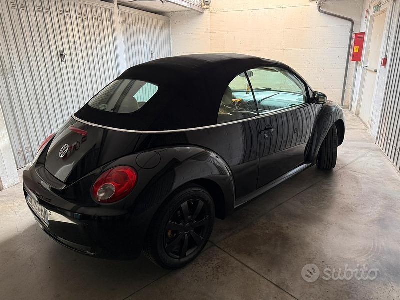 Usata VW New Beetle 102 CV (75 kW) 2007 Nero Utilitaria