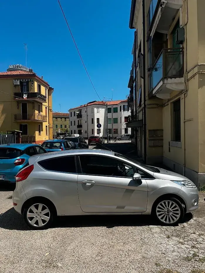 Usata Ford Fiesta Titanium 82 CV (60 kW) 2009 Grigio Berlina